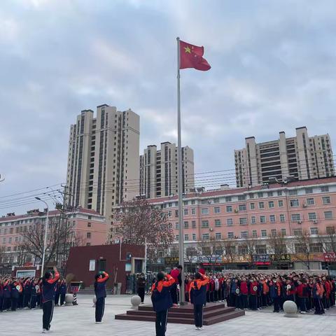 感恩生命成长，与爱一路同行——滨州市滨城区逸夫小学升旗仪式