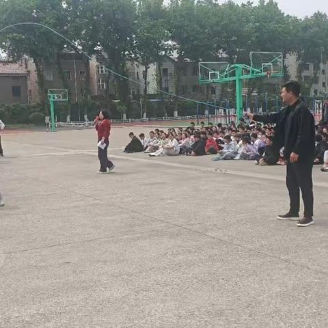 比赛第一 友谊第十八——溧阳市实验初中初一年级开展跳长绳比赛