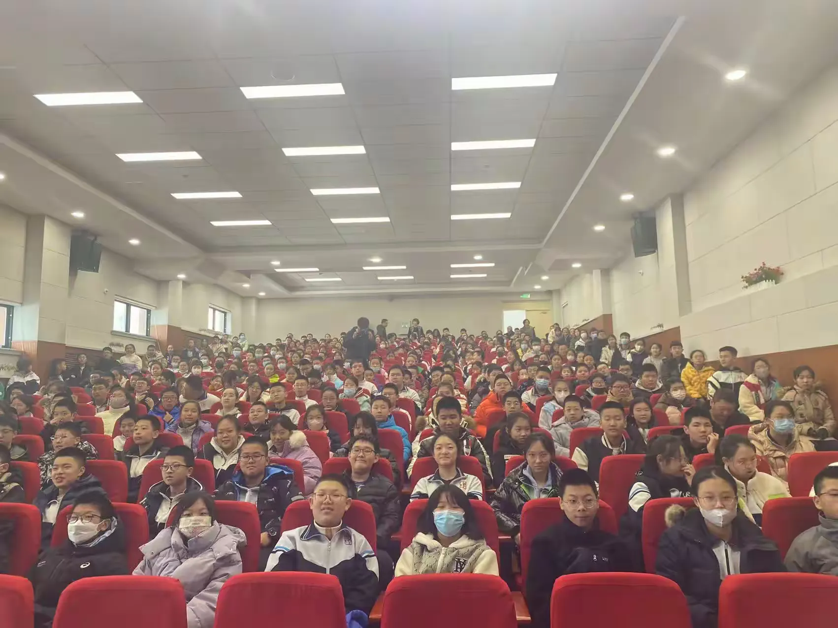 简篇-物理眼光看世界 科学精神驻心间
——“立科学志 筑强国梦”哈尔滨市科学教育试点校科学精神报告会在道里区第113中学校举行