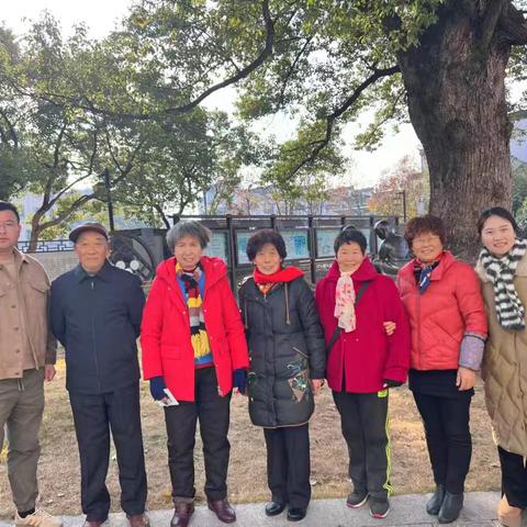 退休不停爱。帮扶贫困生。共赏哪吒影。