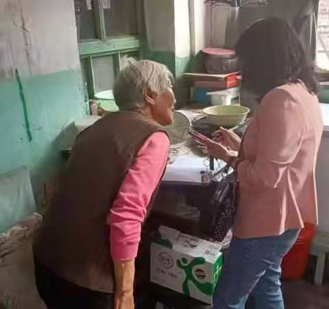 宁武县康乐社区曹改英入户走访独居老人。