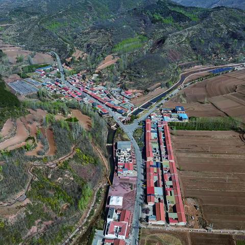 走进红色寨圪塔
