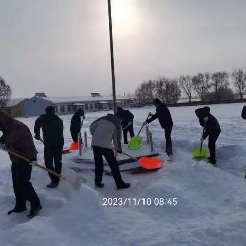 清扫积雪净校园，齐心协力促安全——向阳中学校开展教工铲雪除冰行动