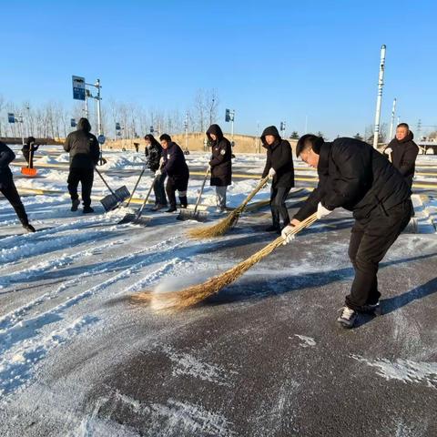 玉田考试场与教练员浴“雪”奋战