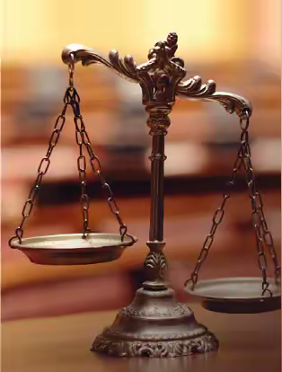 在圆圈正义和法律悖论中思考法与情