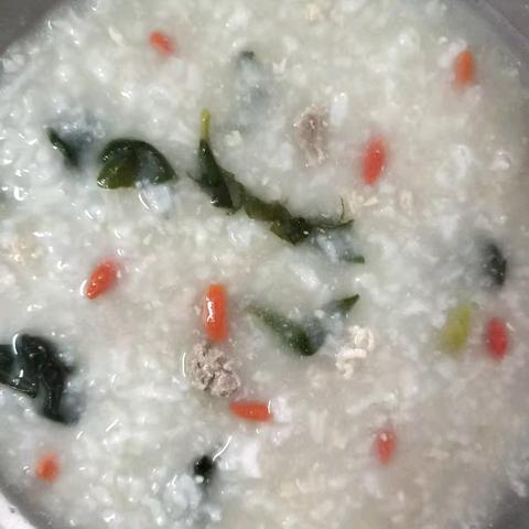 童星幼儿园一周营养食谱 星期一 早餐：芝麻香油肠粉，牛奶 午餐：瘦肉淮山玉米杞子营养粥。 午点：南瓜西米露糖水。