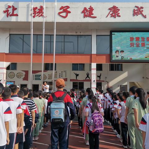 安全乘校车  平安伴我行