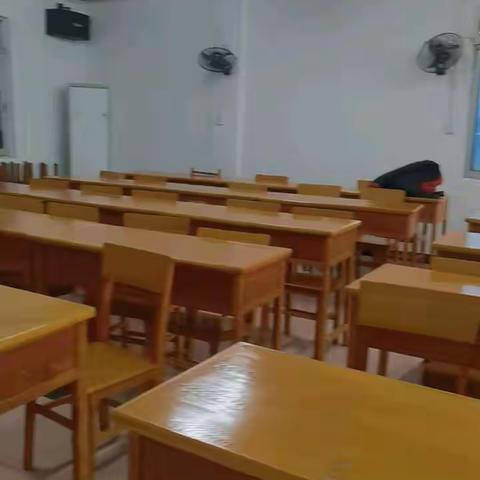 真情洒校园，旧貌焕新颜 －－记音乐一班学员主动清理校园卫生