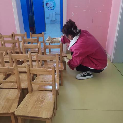 永宁县闽宁第二幼儿园小班针对“手足口病”班级卫生全面消毒工作