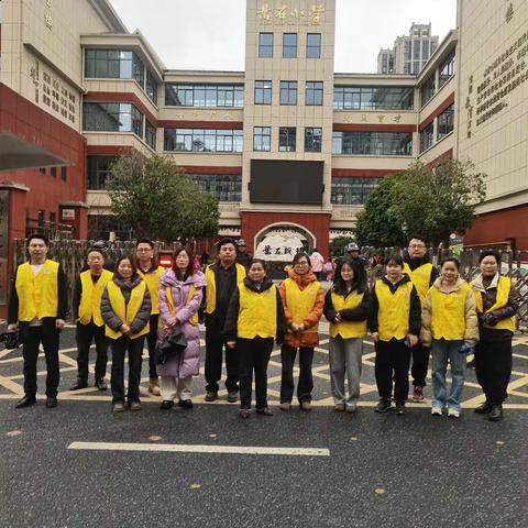 凿石小学2303班护学岗执勤