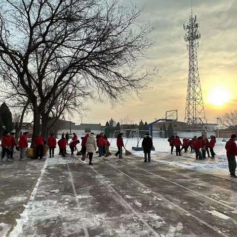 “寒冬瑞雪至 扫雪暖意浓”———南社小学冬季扫雪活动