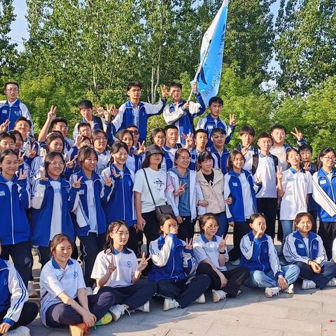 青春远足磨意志                 步履铿锵向未来 ——347班湿地公园远足之行