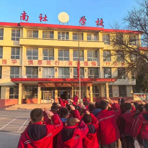 南社小学开展“学宪法讲宪法”宣传活动