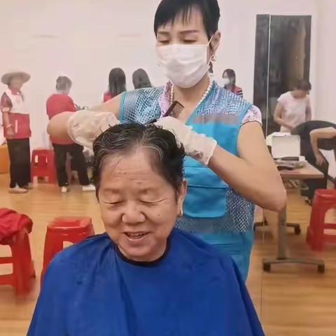 奉献爱心，情暖社区