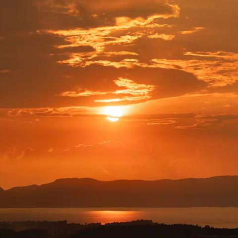 日落西山晚霞飞