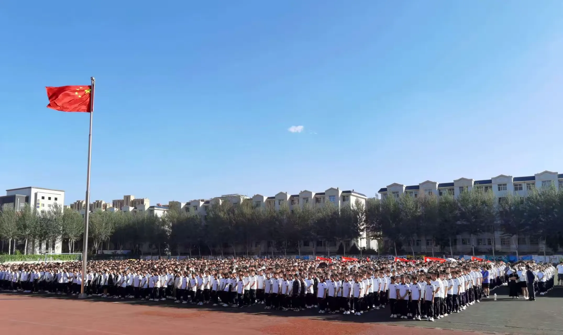 简篇-金秋开学季,师生逐梦时——银川外国语实验学校开学典礼