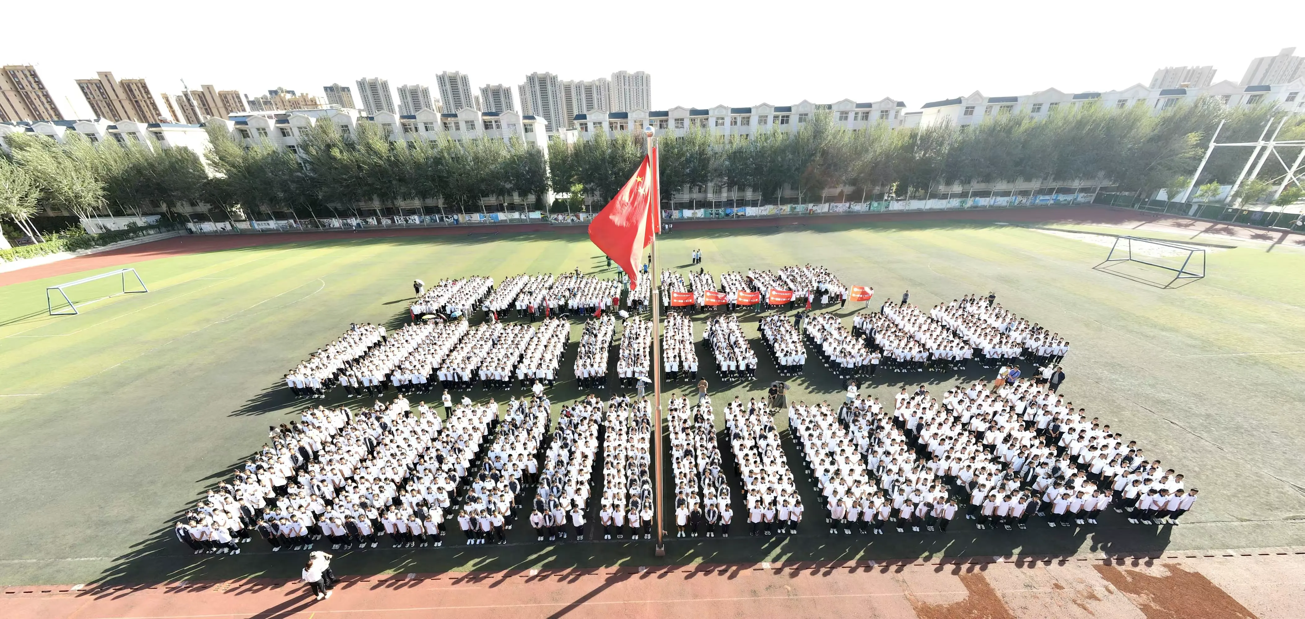 简篇-金秋开学季,师生逐梦时——银川外国语实验学校开学典礼