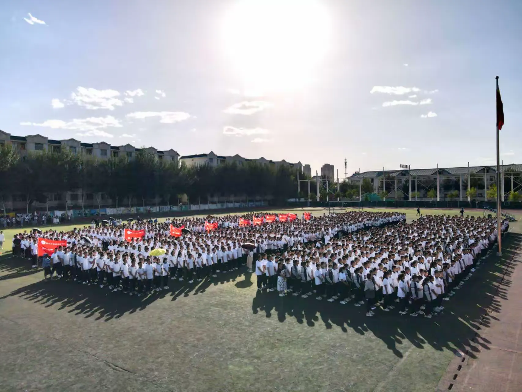 简篇-金秋开学季,师生逐梦时——银川外国语实验学校开学典礼