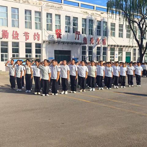 正步青春 扬帆起航 芮城二中初一军训汇报表演圆满举行