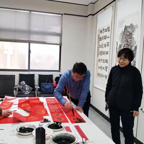 魏都区政协书画院开展“丹青贺岁·翰墨迎春”写春联送祝福活动