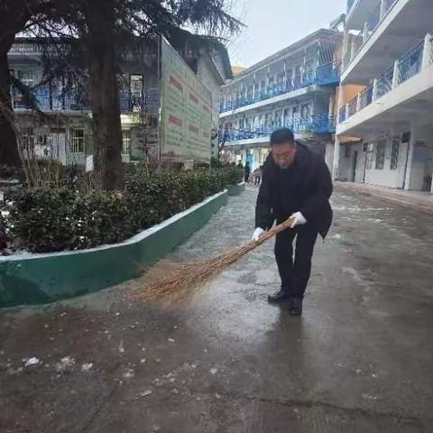 冬日暖人心，扫雪我先行