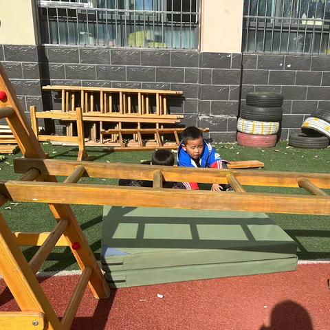 中一班综合区游戏案例——奇妙的“梯”验