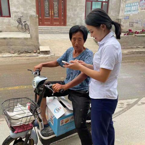 关注农民需求，普及货币知识