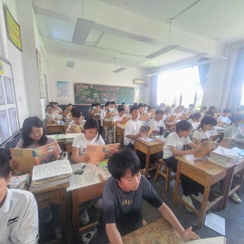 晨光伴书香，少年勤学忙，六一班一片书声琅琅。