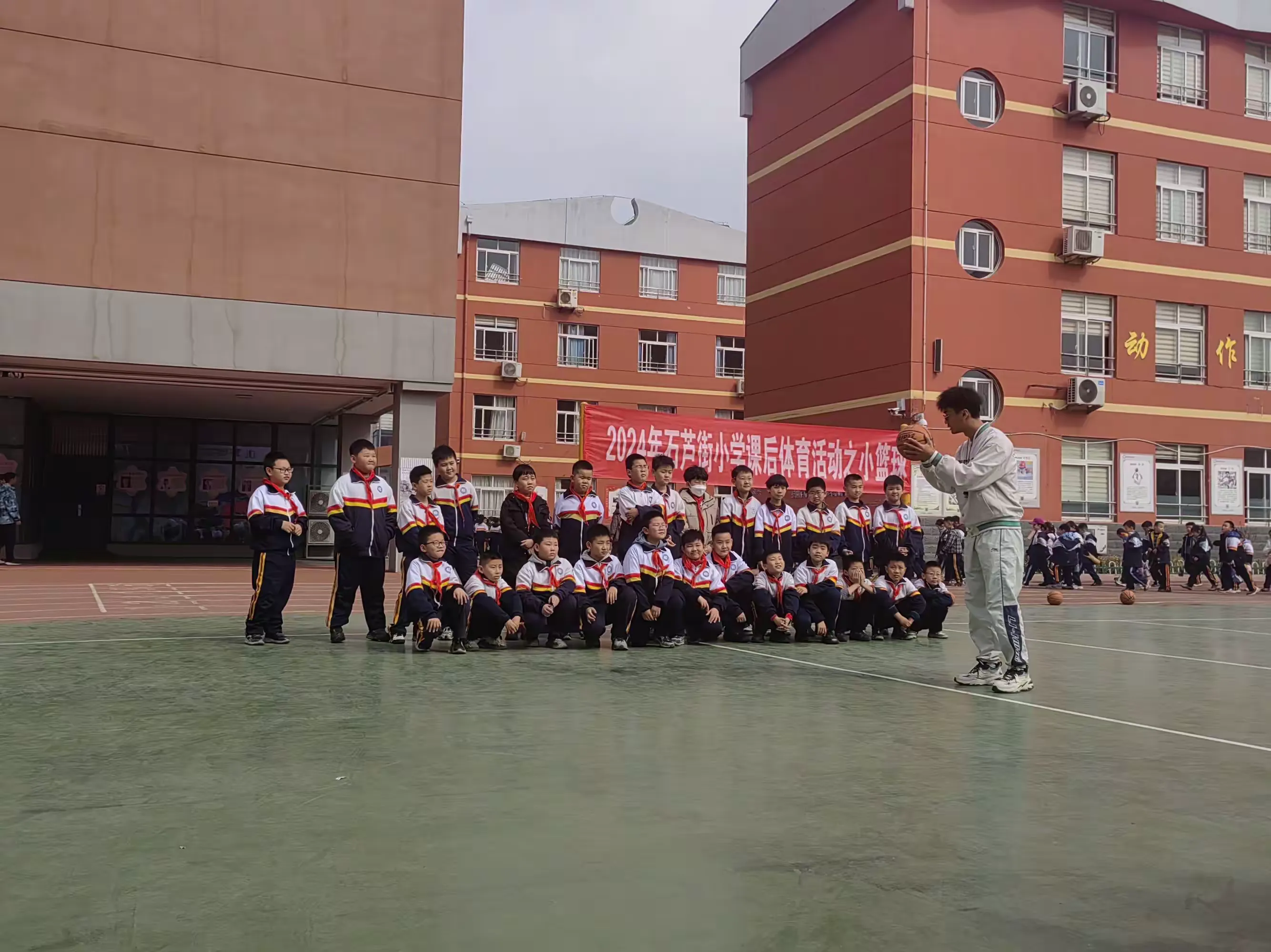 简篇-2024年石芦街小学体育课后活动之小篮球