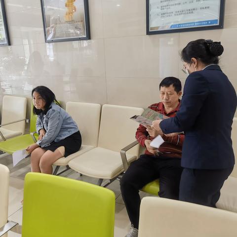 中国邮政储蓄银行小河支行开展整治拒收人民币行为宣传活动