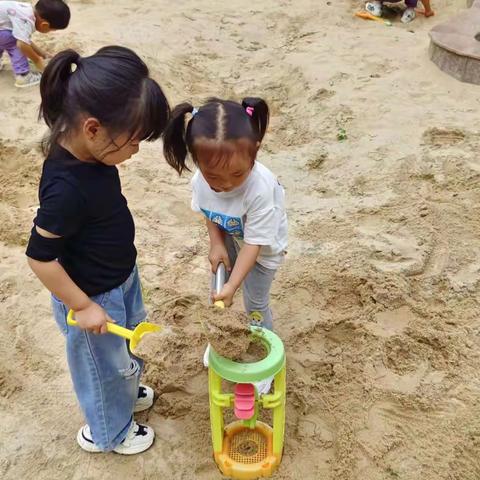 一沙 一水 一世界———记稻庄镇西水幼儿园小一班沙池初体验