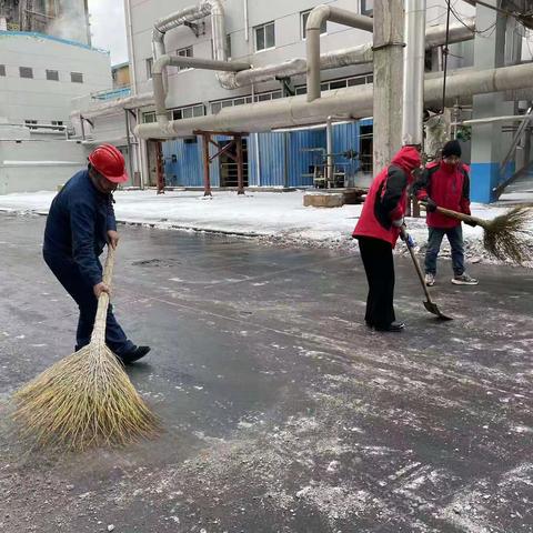 齐心协力扫雪