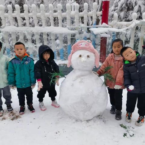 我的幼儿园下雪了之堆雪人