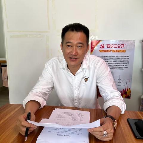 晋美社区召开2025年“五一”劳动节前重点工作部署会