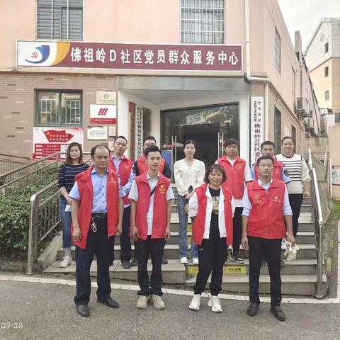 公交“志愿红”为社区共建“植绿”