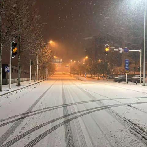 公交人铲冰除雪  共克时艰保畅通