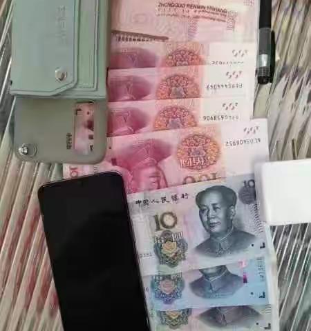 公交758司机捡到现金和手机：细心又贴心；失主：放心又感动！