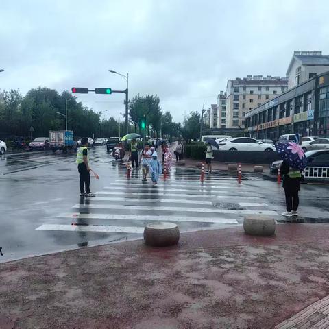 风雨无阻，暖心护成长 ——高新区实验小学二（2）班安全护学执勤岗