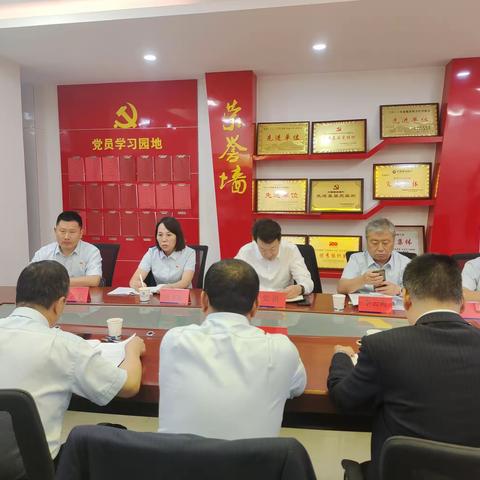 张钢行长一行到甘谷支行进行调研