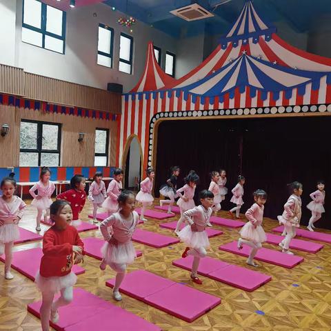 本学期孩子们第一节舞蹈课开课啦！让我们一起来看看孩子们都学习了什么呢？跟着镜头一起出发吧！
