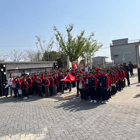 南义中心小学开展清明祭扫活动