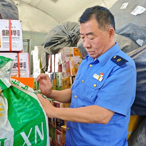 暑运“行李兵”，40℃车厢里的“方寸守护者”