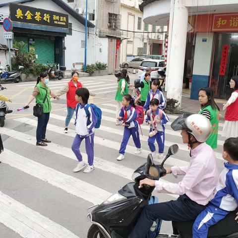 用心护学，为爱站岗