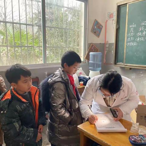 口腔义诊进学校  关爱牙齿暖人心——三兴镇漕源小学