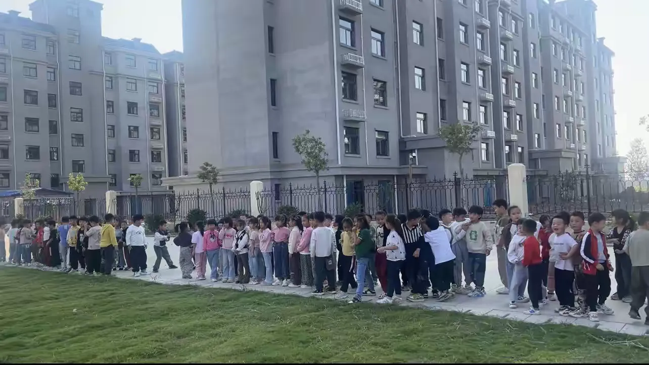 简篇-凝心聚力 同心筑梦———田桥镇中心社区小学举办拔河比赛