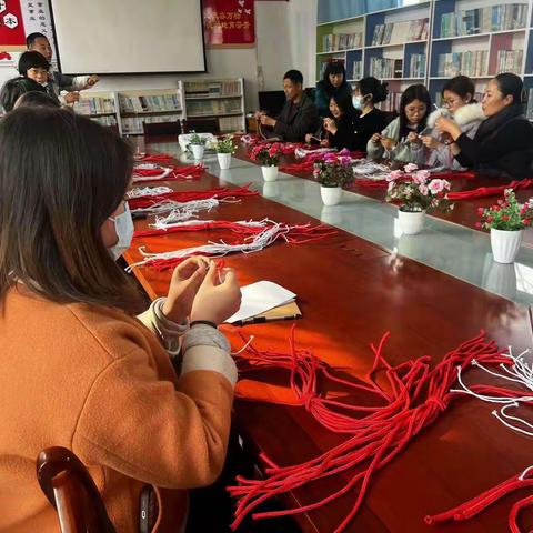 彩亭桥中心小学全体教师为学生编体操绳