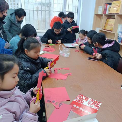 巧手剪窗花 喜迎中国年