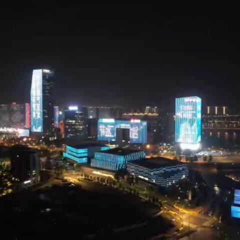 “推进城市节水 守护燃气安全”主题灯光秀点亮三江六岸