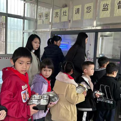 “食”刻相伴，“味”爱陪餐——金山镇丰龙小学家长陪餐纪实