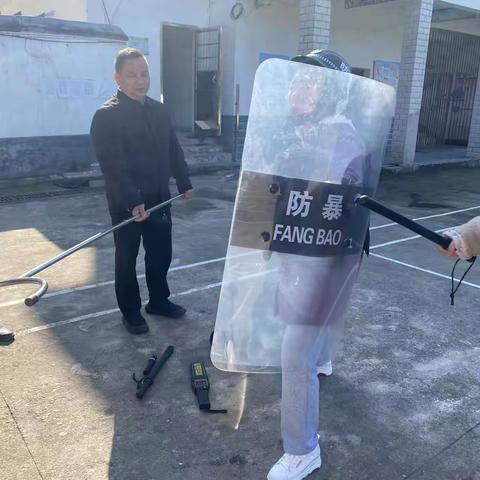 筑牢校园安全防线——金山镇丰龙小学教职员工防爆器材培训 ‍ ‍ ‍ ‍ ‍ ‍